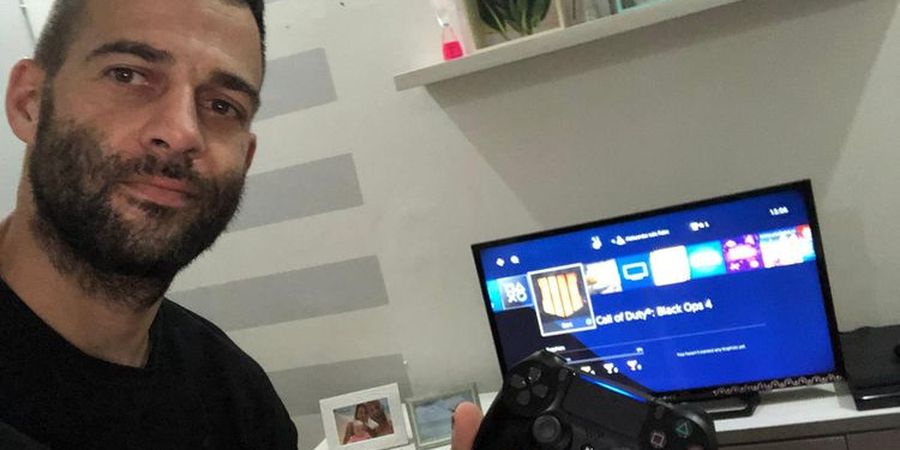 Nonton Film dan Main Play Station Jadi Hiburan Aleksandar Rakic