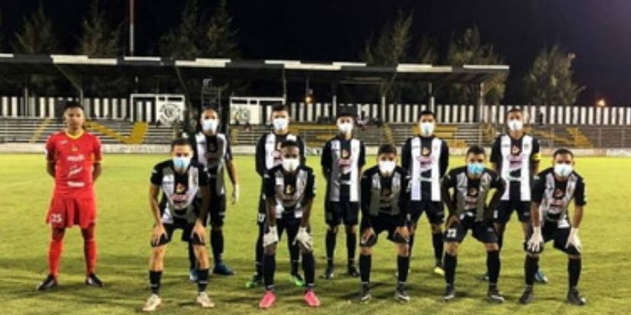 Liga Ini Belum Distop, Pemain Pakai Masker di Tengah Pertandingan