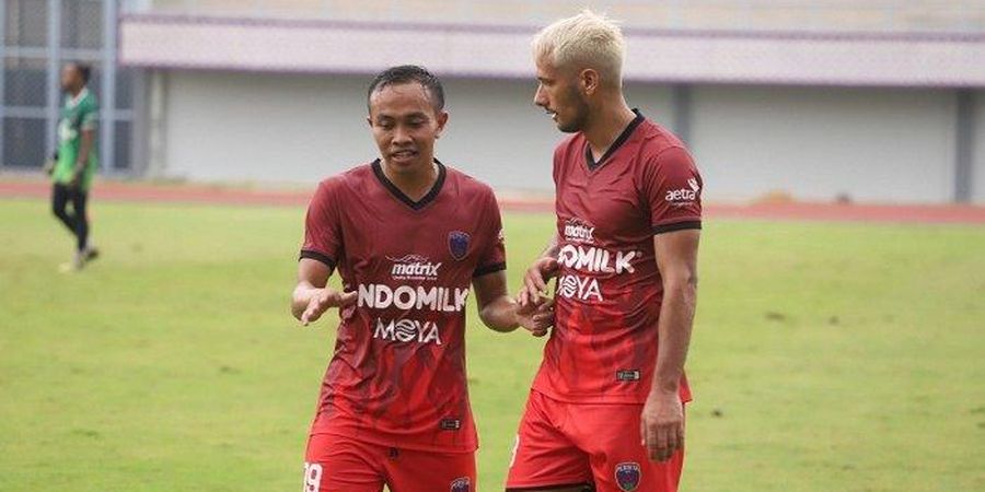 Dampak Liga 1 Libur, Gelandang Persita Bantu Usaha Sandal Orang Tua 