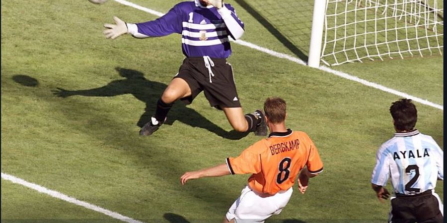 MOMEN JUARA, Gol 3 Sentuhan Suci Dennis Bergkamp di Piala Dunia 1998