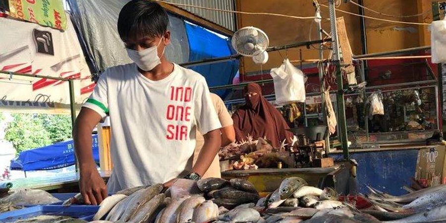 Pemain Timnas U-16 Indonesia, Rangga Aditya Bantu Keluarga Jualan Ikan