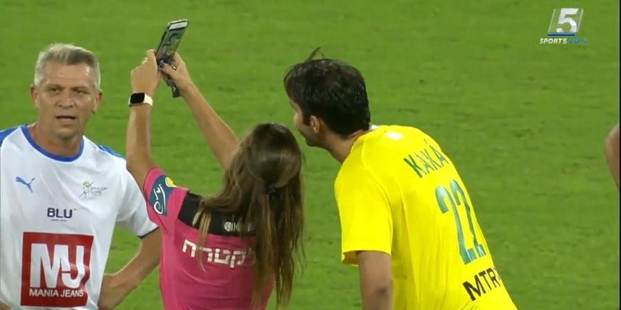 Usai Beri Kartu Kuning, Wasit Wanita Ajak Pemenang Ballon d'Or 2007 Selfie