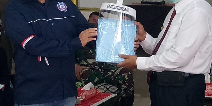 Persiapan PSBB, Arema FC Bagikan 80 Face Shield untuk Pemkab Malang