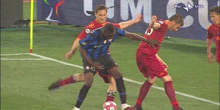 Mario Balotelli Peluk Francesco Totti Usai Tendang Dirinya Sampai Kartu Merah