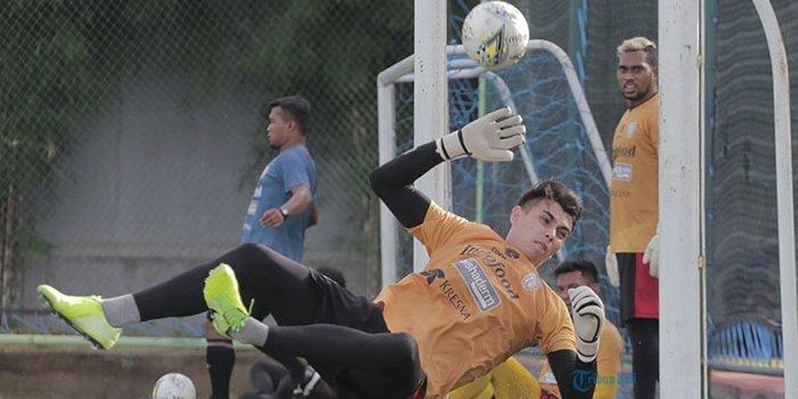 Nadeo Argawinata Merasa Belum Pantas Disebut Kiper Muda Terbaik