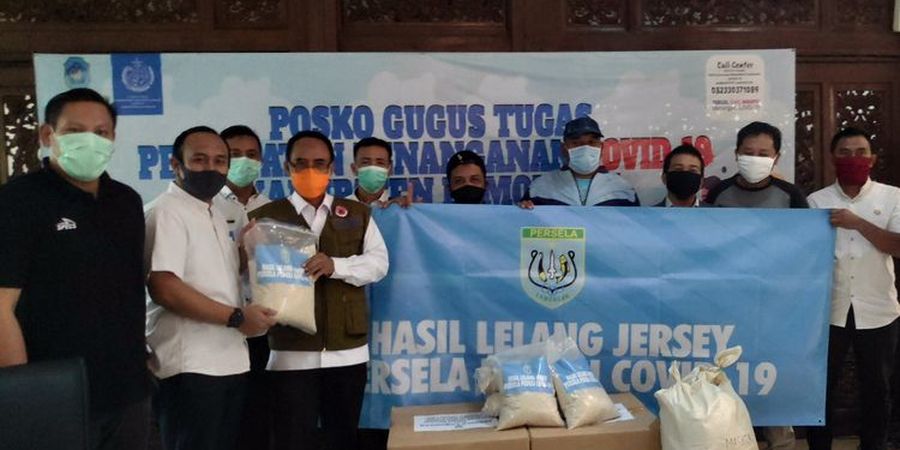 Persela Lamongan Salurkan Bantuan Untuk Perangi Covid-19 Hasil Lelang 13 Jersey