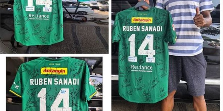 Ruben Sanadi Lelang Jersey Persebaya untuk Bantu Tenaga Medis di Papua