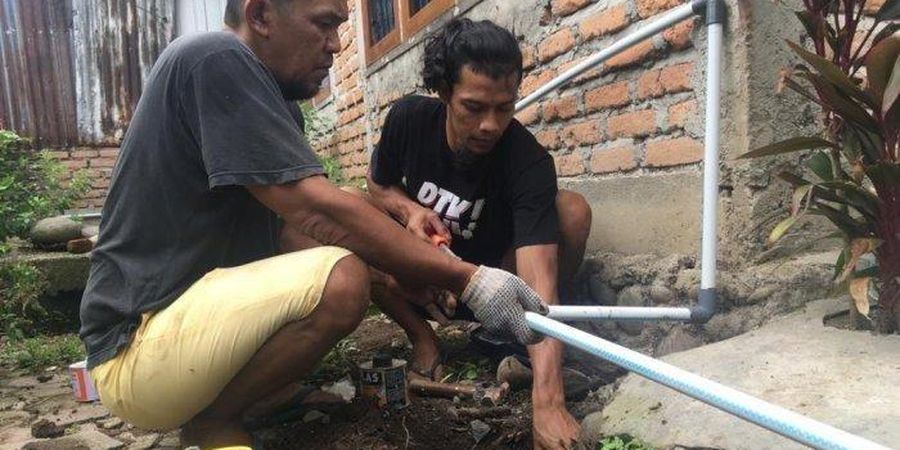 Sambil Menyelam Minum Air, Kiper PSIS Berolahraga Sambil Jadi Tukang