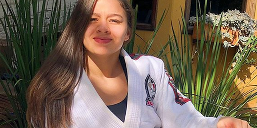 VIDEO - Seorang Gadis Patahkan Tangan Maling Dengan Teknik Ngeri Ala UFC
