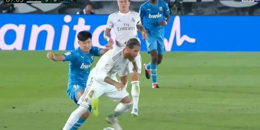 VIDEO - Bocah Ajaib Korea Tendang Sergio Ramos 3 Kali sampai Sempoyongan, Kartu Merah