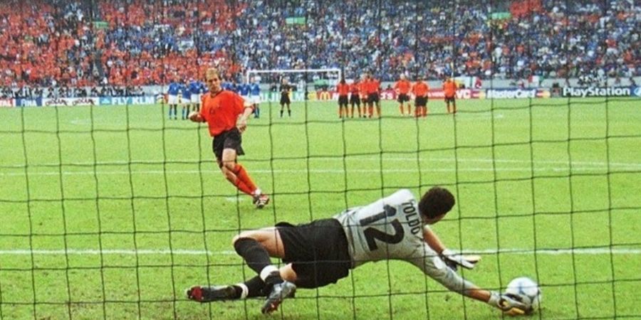 DUEL KLASIK - 29 Juni 2000, 5 Penalti Belanda Gagal, Italia Menang dengan 10 Pemain