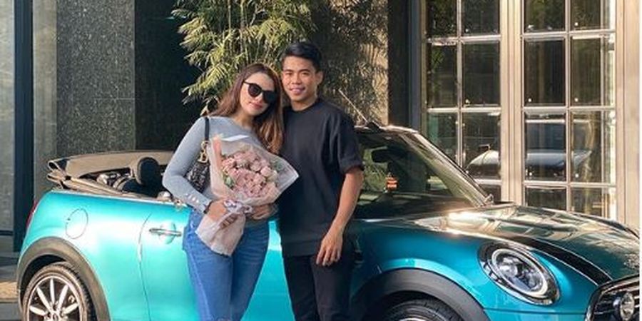 Sudah Dikasih Mobil Mewah, Pacar Pemain Timnas Ini Malah Sebut Tak Ada Target Nikah