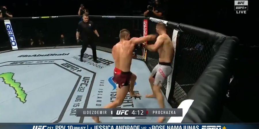 Debutan UFC ini Tampil Sangar Hingga Berhasil Bikin Ambruk Lawan