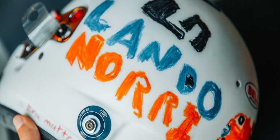 Lando Norris Bakal Kenakan Helm Spesial dari Fan Cilik pada GP Inggris