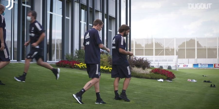 Pimpin Latihan Juventus Pertamanya, Pirlo Kirim Salam ke Penggemar dan Jalan Bareng Ronaldo