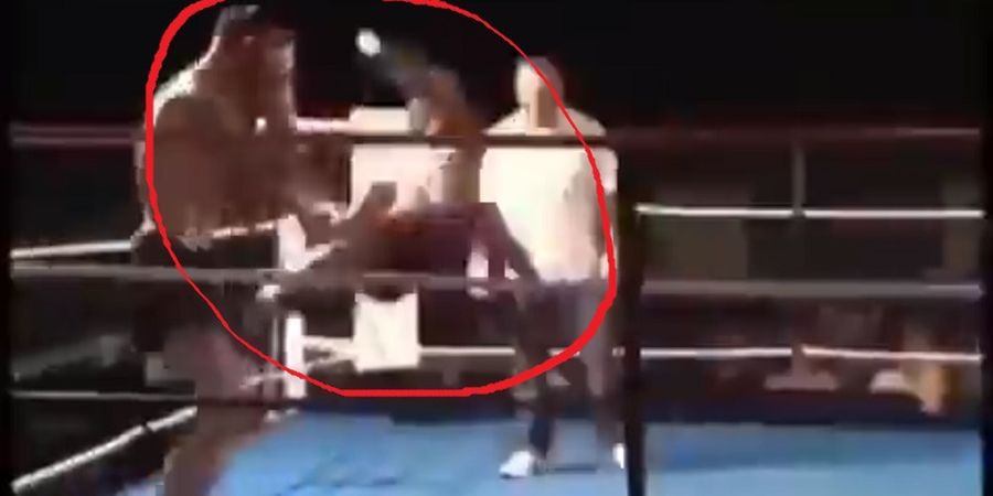 VIDEO - Petarung ini Sikat Lawan Sampai Pingsan dengan Teknik Mengerikan!