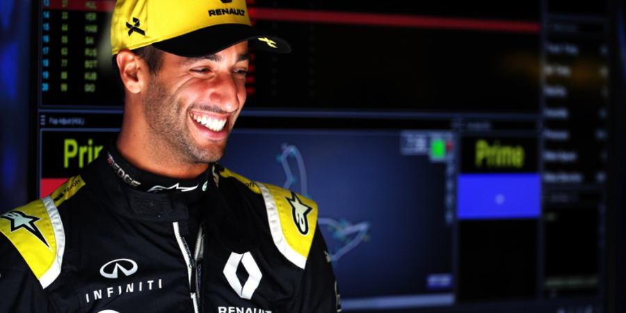 Daniel Ricciardo Senang Lewis Hamilton Ikut Minum dari Sepatunya