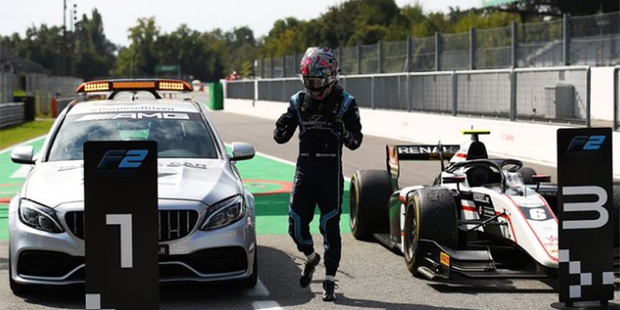 Tak Ikut Balapan, Mobil Medis Parkir di Posisi Pemenang Usai Balapan di F2 Seri Monza