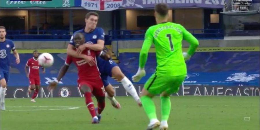 Cara Brutal Bek Chelsea Menjegal Sadio Mane