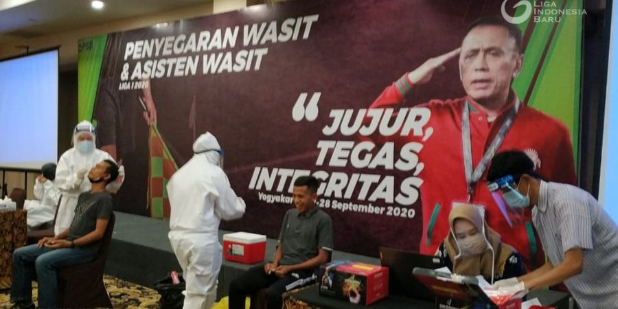 Peserta Wasit dan Asisten Wasit Liga 1 2020 Jalani Swab Test