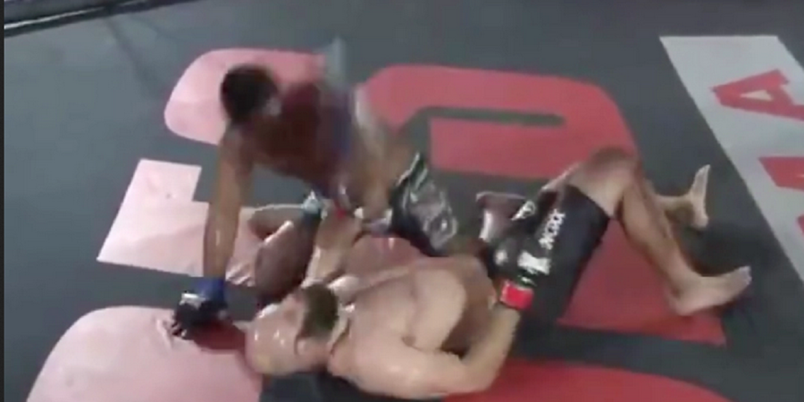 VIDEO - Sudah Terkapar Tak Berdaya, Petarung MMA Ini Masih Dijotos Lawannya hingga Lemas
