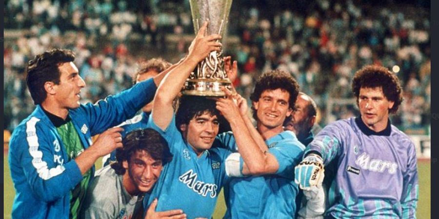 Di Stadion San Paolo, Diego Maradona Saksikan Kemenangan Napoli atas HNK Rijeka