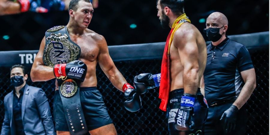 Hasil ONE Championship: Collision Course - 2 Jagoan Pertahankan Sabuk Juara