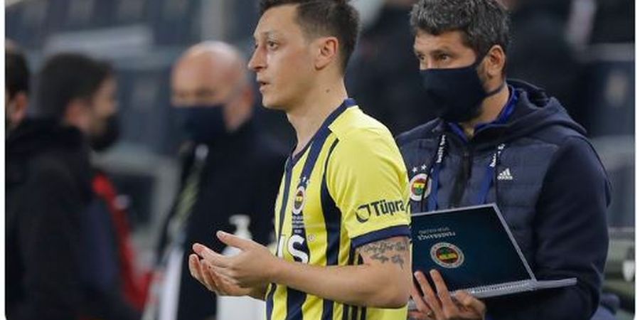 Mesut Oezil Dipaksa Main sebagai Bek dalam Laga Terbaru Fenerbahce