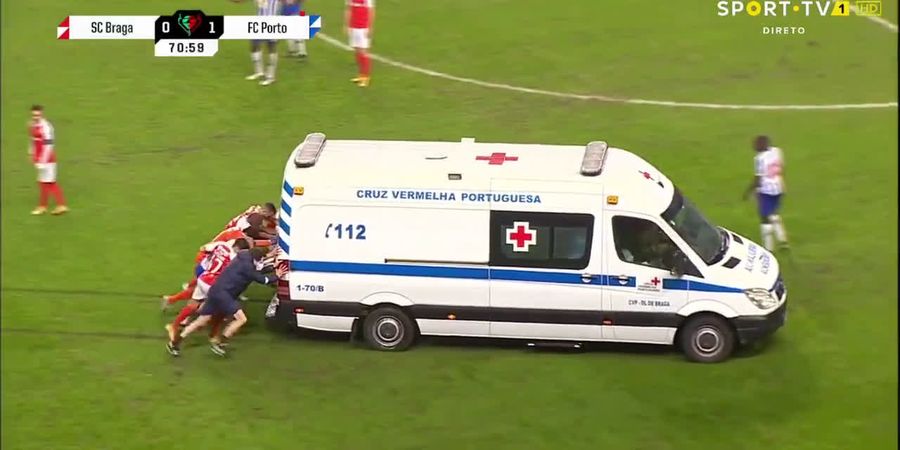 Video Para Pemain Bola Dorong Ambulan yang Mogok di Tengah Lapangan