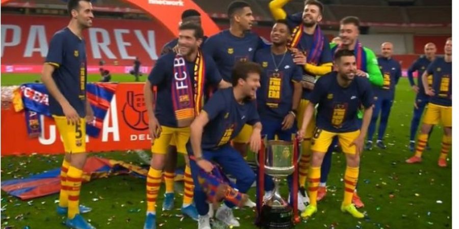 Pique Usir Bocah Nakal Saat Foto Bareng Trofi Copa del Rey: Pergi Kau dari Sini!