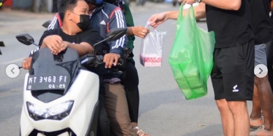 Turun Jalan, Skuad Borneo FC Berbagi Takjil Bersama Masyarakat Samarinda