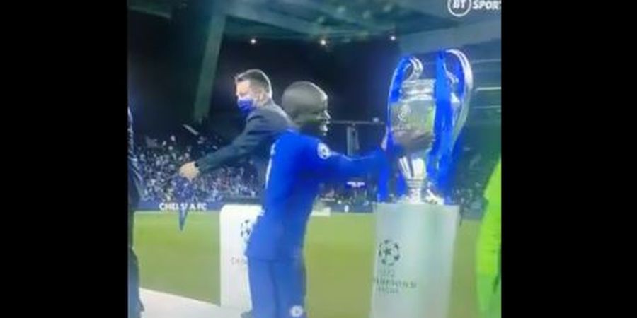 N'Golo Kante  Pilih Tak Cium Trofi Liga Champions dan Hanya Melewatinya, Fans Chelsea Gemas