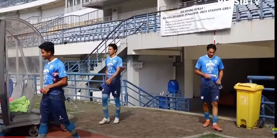 Sikap Terpuji Ezra Walian, Pungut Sampah Kulit Pisang dari Rekan Setimnya di Latihan Persib Bandung