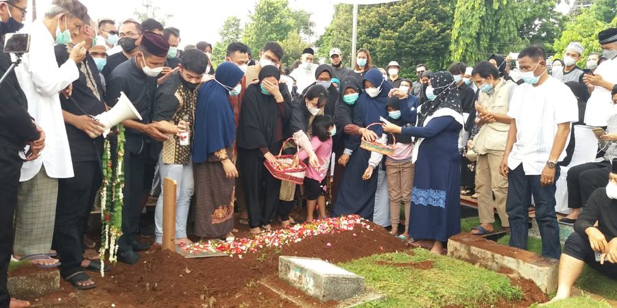 Markis Kido Dikebumikan Satu Liang dengan Sang Ayah