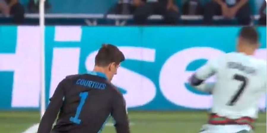 Momen Viral Cristiano Ronaldo Kena Gocek Kiper Belgia Courtois sampai Keluar Lapangan