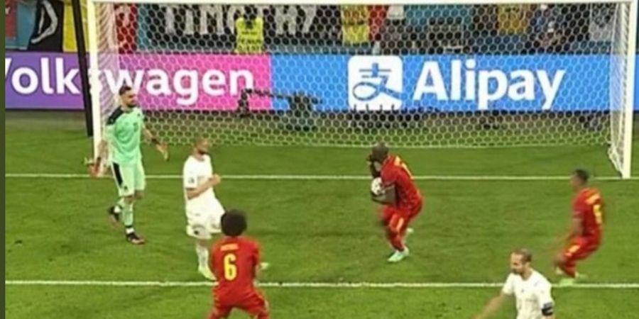 EURO 2020 - Kepalanya Dipegang Donnarumma, Lukaku Kasih Pembalasan Menohok