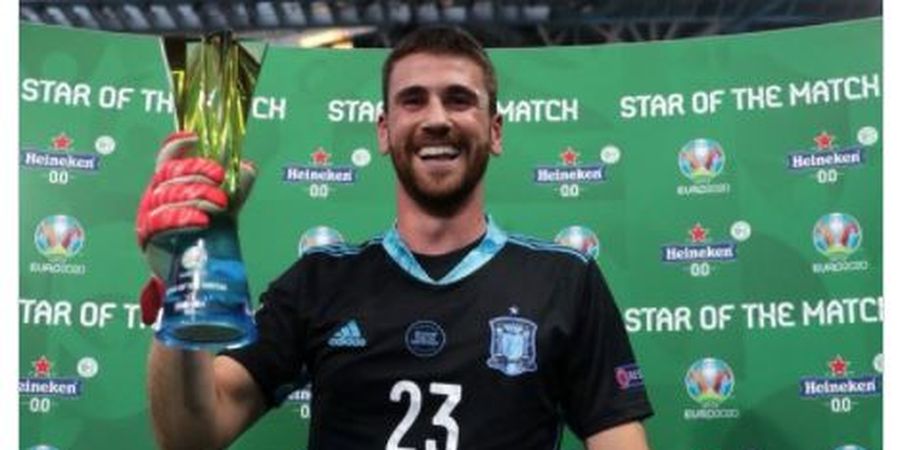 Man of The Match EURO 2020 - Dari Pecundang Jadi Pahlawan dalam 4 Hari, Unai Simon Serahkan Award ke Yann Sommer