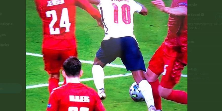 EURO 2020 - Bukti Raheem Sterling Tidak Diving, Oleng setelah Betisnya Dicium Lutut Pemain Denmark