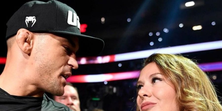 Istri Poirier Acungkan Jari Tengah kepada McGregor Usai UFC 264