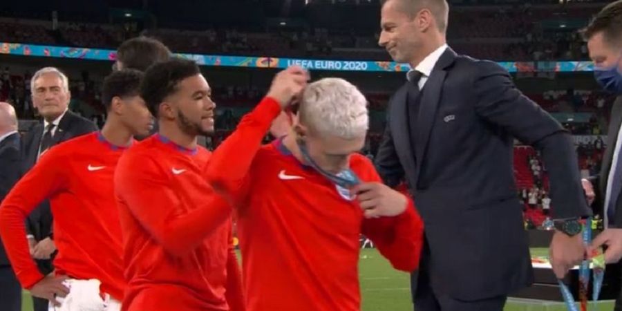 Para Pemain Inggris Lepas Medali Runner-up dari Presiden UEFA, Fans Kecam Tak Layak ke Final Euro