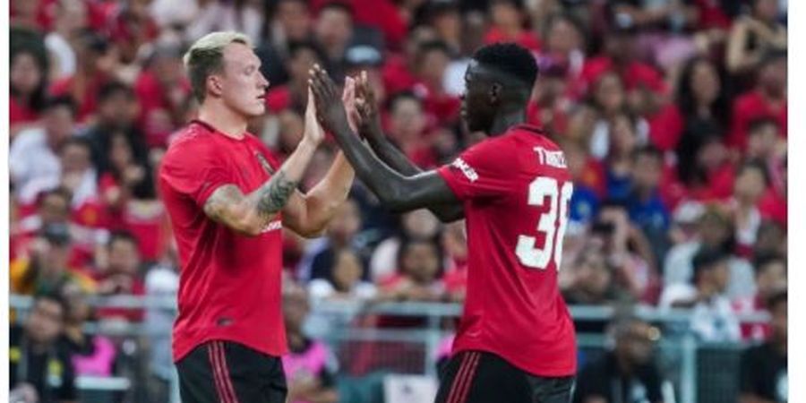 Raphael Varane Datang, Begini Nasib Phil Jones dan Axel Tuanzebe