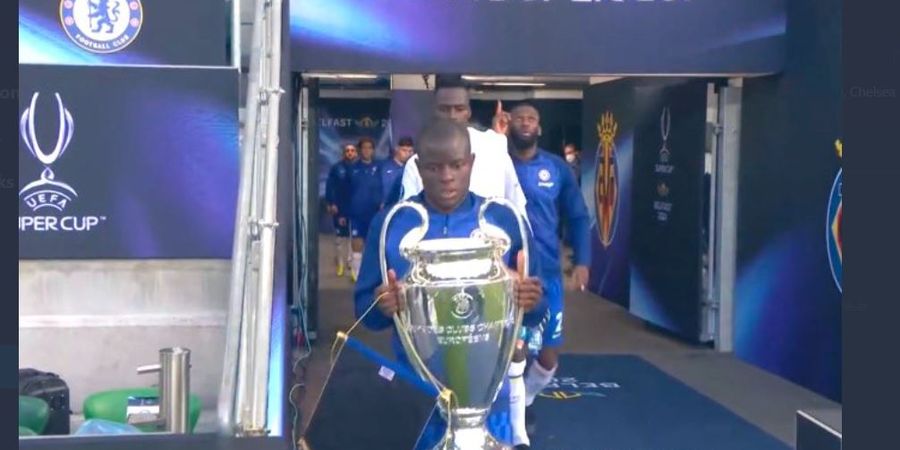 Tumben Tak Senyum, N'Golo Kante Pimpin Chelsea Bawa Trofi Liga Champions Jelang Kick-off Piala Super Eropa