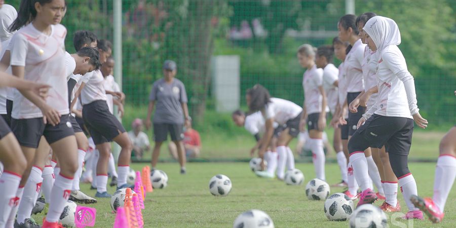 Kualifikasi Piala Asia Wanita 2022 - Gol Kaget Baiq Amiatun Bikin Timnas Wanita Indonesia Unggul atas Singapura