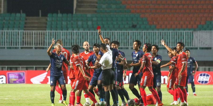 Diwarnai 1 Kartu Merah, 10 Pemain Arema FC Mampu Menahan Imbang PSM Makassar di Babak Pertama