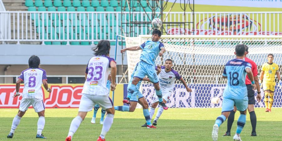 Liga 1 2021/2022 - Persela Masih Tahan Imbang Persita pada Babak Pertama