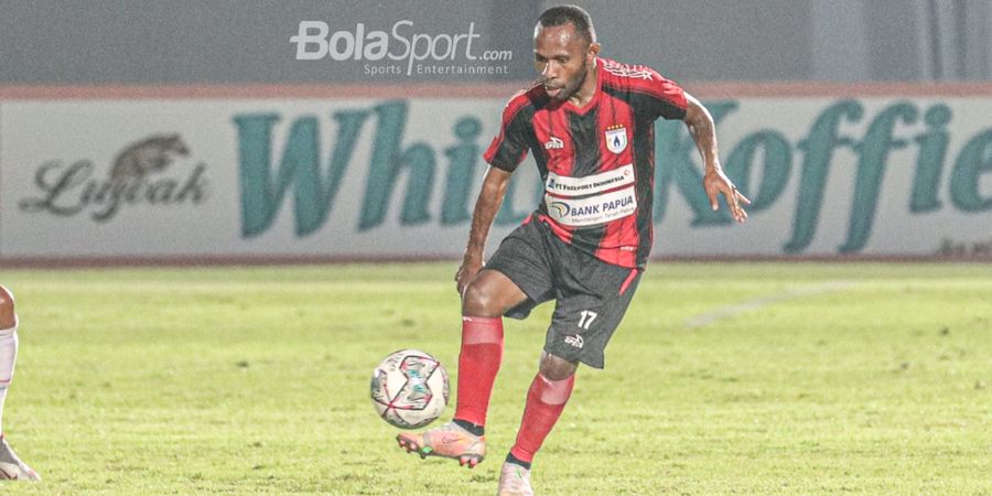 Tinggalkan Persipura, Ferinando Pahabol Resmi Gabung Persik Kediri