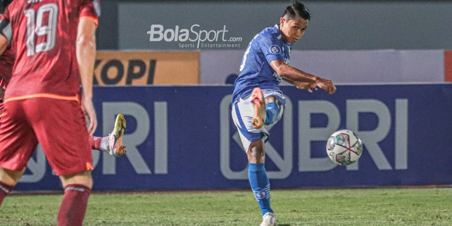 Tendangan Apik Febri Hariyadi dan Ezra Walian Bawa Persib Ungguli Bhayangkara FC di Babak Pertama