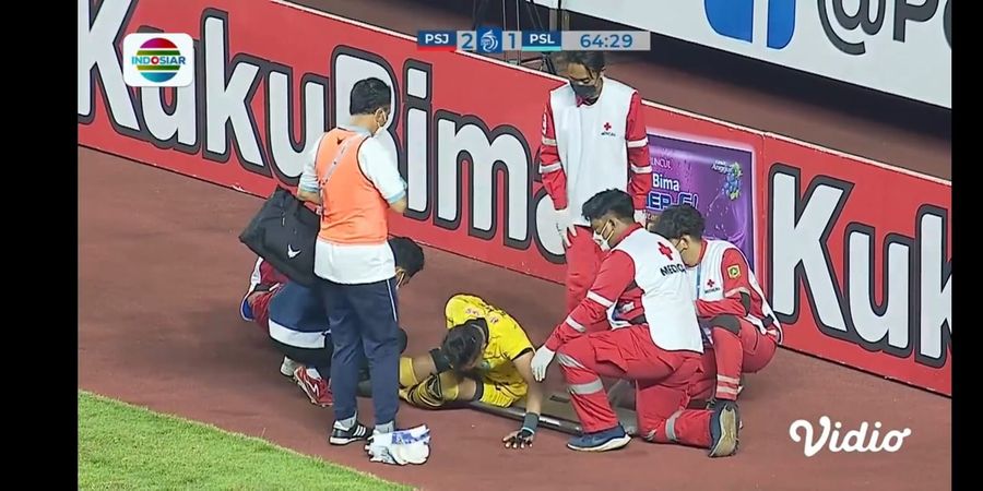 Muntah-muntah dan Dibawa Ambulan, Begini Kondisi Kiper Persela usai Lawan Persija