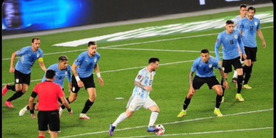 Hasil Kualifikasi Piala Dunia 2022 - Lionel Messi Cetak Gol Aneh, Argentina Libas Uruguay