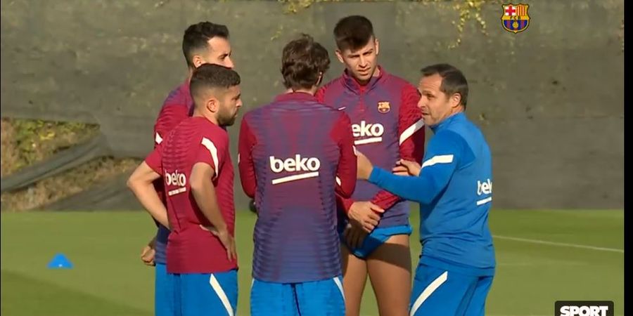 Sambil Nunggu Xavi, Sergi Barjuan Pimpin Latihan Pertama Barcelona Post-Koeman dan Kumpulkan Para Kapten